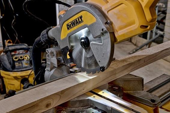 DeWALT DWS777-QS - Zug-Gerährungssäge - 1800 W - 216 mm, Bild 2